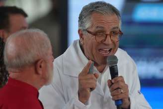 Ministro da Saúde, Alexandre Padilha, ao lado do presidente Lula no Rio de Janeiro