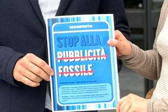 'Basta de combustíveis fósseis', diz cartaz em Gênova