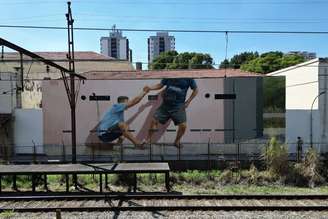 Em 'Acolhida', um homem ajuda outro a se levantar