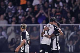 Jesse Lingard do Corinthians, comemora o seu gol com Gustavo Henrique durante a partida entre Barra e Corinthians, pela 5ª fase da Copa do Brasil 2026