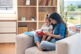 A contação de histórias fortalece o vínculo emocional e o aprendizado na infância