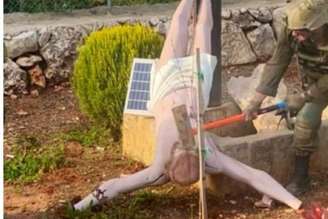 Imagem de soldado das IDF marretando cabeça de estátua de Jesus viralizou
