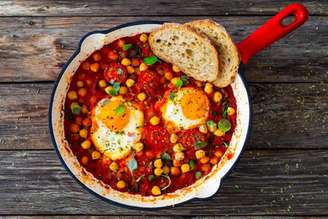 Ovos cozidos com molho de tomate e grão-de-bico