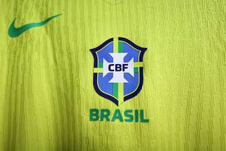 Escudo da CBF em camisa do Brasil - 