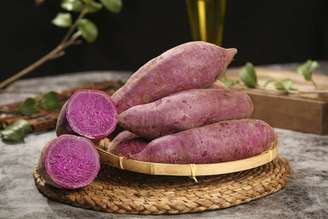A batata-doce vai além da dieta fitness e se destaca como aliada do metabolismo e da saúde intestinal
