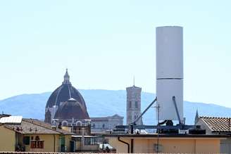 Polêmico cilindro branco surge no panorama de Florença