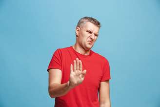 Mais do que um erro pontual, o viés de confirmação se manifesta como uma espécie de defeito de fábrica: não é um problema de inteligência, mas um erro profundamente humano. Master1305/Shutterstock