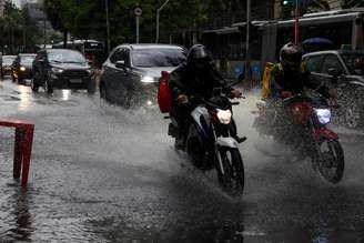 Frente fria avança pelo país com chuva forte no Sul e no Centro-Oeste. Na foto, registro de chuva em SP no início do ano.