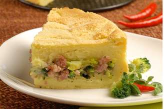 Torta de liquidificador de calabresa com brócolis