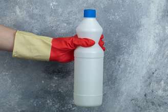 A água sanitária é cercada por dúvidas e mitos que podem comprometer tanto a limpeza quanto a segurança dentro de casa