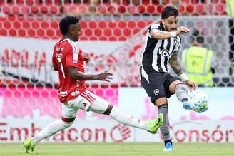 Jogo entre Botafogo e Internacional teve quatro gols neste sábado, 25