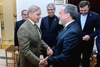 Abbas Araghchi (à direita) se reúne com premiê Shehbaz Sharif (à esquerda)