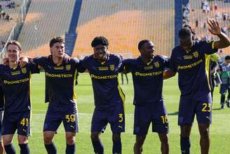 Jogadores do Parma celebram vitória sobre o Pisa