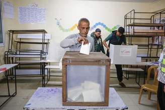 Homem vota em Deir al-Balah, Gaza