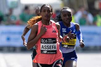 Tigst Assefa durante a Maratona de Londres 2026 (Foto: Thomas Lovelock for London Marathon Events)