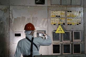 Inspeção na sala de controle do reator 4 da usina nuclear de Chernobyl, na Ucrânia