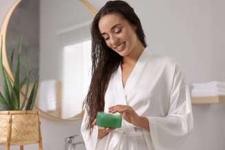 O cronograma capilar é uma estratégia acessível para quem busca resultados consistentes sem sair de casa