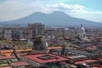 Vista aérea de Nápoles, maior cidade do sul da Itália