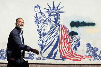 Mural em Teerã critica ataques dos Estados Unidos ao país