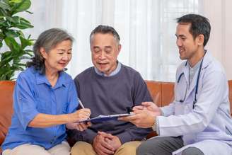 O consentimento informado garante que o paciente entenda riscos, benefícios e alternativas antes de exames, tratamentos ou cirurgia