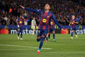 Raphinha comemora gol pelo Barcelona contra o Newcastle pela Champions League 
