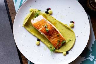 Salmão com purê de ervilha