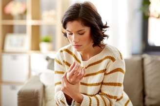 Formigamento, dor e perda de força nas mãos podem ser sinais de síndrome do túnel do carpo