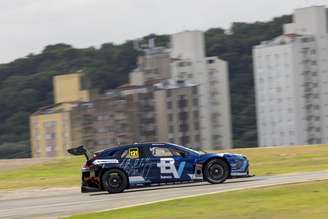 Felipe Baptista ganha 20 posições, faz volta mais rápida e garante top-10 em Interlagos