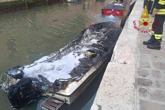 Destroços de barco incendiado em Veneza