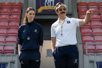 Tanya Reynolds e Jason Sudeikis em cena da quarta temporada de 'Ted Lasso', onde técnico norte-americano comandará time de futebol feminino inglês