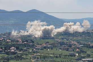 Ondas de fumaça das explosões na vila de Khiam, no sul do Líbano.
