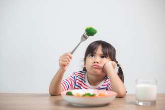 Veja como incentivar os filhos a comerem verduras com facilidade