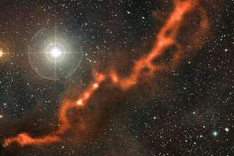 A nuvem molecular de Taurus é uma região de formação estelar relativamente próxima, a 450 anos-luz de distância da Terra, e tem sido palco de muitas descobertas de astromoléculas. European Southern Observatory