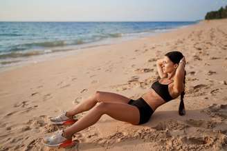 Confira exercícios para fazer na praia durante o feriado