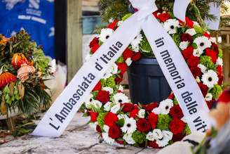 Coroa de flores enviada pela Embaixada da Itália na Suíça para homenagem a vítimas em Crans-Montana