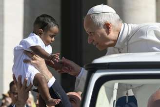 Leão XIV durante giro de papamóvel pelo Vaticano