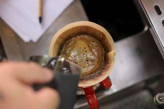 Dermatologista diz que não existe recomendação para evitar o consumo como prevenção à queda de cabelo.