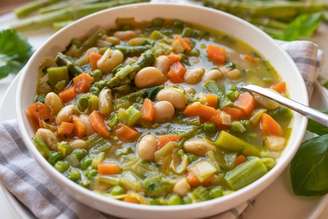 Sopa de legumes com feijão-branco