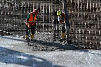 Trabalhadores em canteiro de obras em Gênova, noroeste da Itália
