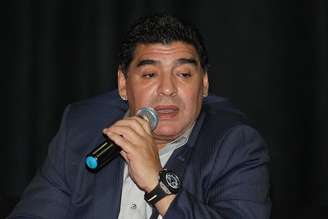 Maradona em reunião com ex jogadores de futebol e dirigentes de clubes, como Romário e Andrez Sanches, no auditório do Parque São Jorge.