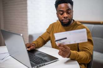 Muitos brasileiros pagam por serviços que não usam mais e só percebem isso quando revisam o extrato do cartão