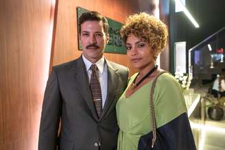 Prontos para fugir de novo do Brasil, Herculano e Lena serão barrados pela polícia: criminosos