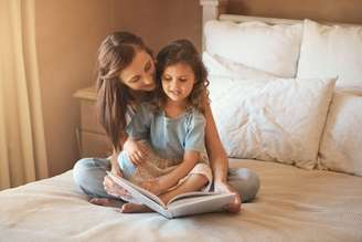 A literatura infantil contribui para o desenvolvimento das habilidades socioemocionais ao ajudar as crianças a compreenderem suas emoções e valores