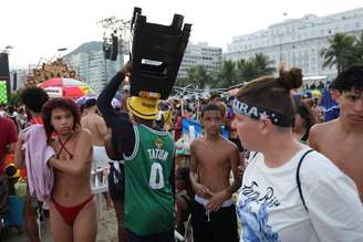 Vendedor carrega banquinhos de plástico antes de show de Shakira na praia de Copacabana, no Rio de Janeiro, neste sábado, 2.