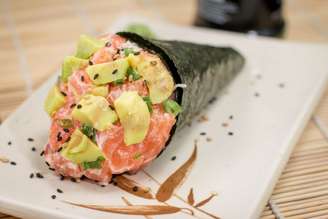 Temaki de salmão com abacate