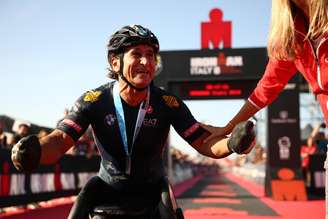 Lenda do automobilismo e campeão paralímpico, Alex Zanardi morreu na noite de sexta-feira, 1º
