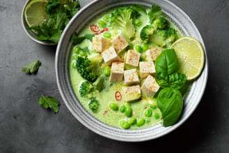 Sopa com tofu, brócolis e edamame