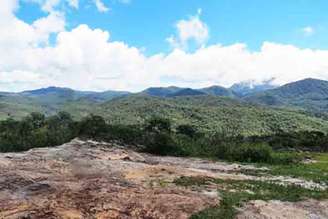 Em meio às montanhas de Minas Gerais, existe um vilarejo encantador que desafia o tempo e as expectativas. Lavras Novas, distrito de Ouro Preto, é conhecida informalmente como a "capital da tranquilidade".