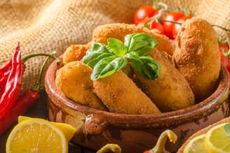 Croquete de frango com purê de batata-doce