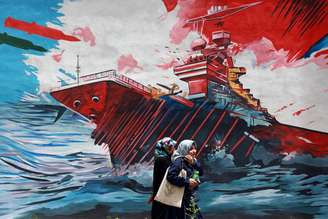 Painel anti-EUA em Teerã retrata conflito militar no Estreito de Ormuz